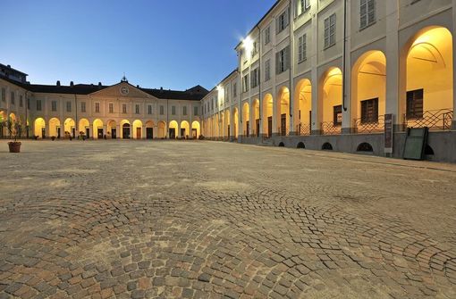 'Never Give Up': Ivrea aderisce alla campagna, illuminati di lilla i portici di piazza Ottinetti 'Never Give Up': Ivrea aderisce alla campagna, illuminati di lilla i portici di piazza Ottinetti