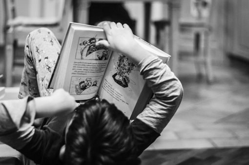 bambino che legge un libro