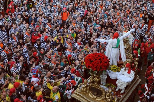 Storico Carnevale Ivrea: la Fondazione abbraccia la Mugnaia Storico Carnevale Ivrea: la Fondazione abbraccia la Mugnaia