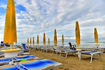 Alba Adriatica, auto piomba in spiaggia e ferisce bagnanti Alba Adriatica, auto piomba in spiaggia e ferisce bagnanti
