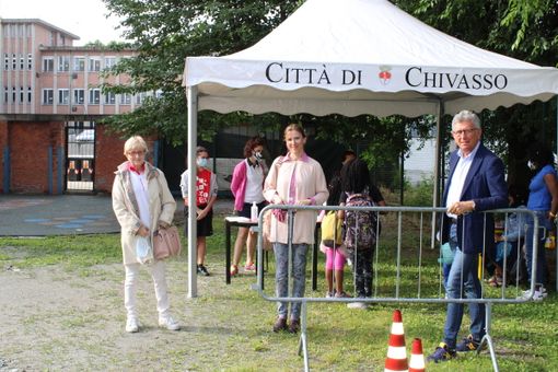 Il sindaco Claudio Castello con Tiziana Siragusa, assessora all'Istruzione e Chiara Casalino, assessora al Bilancio all'apertura dei centri estivi