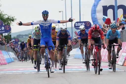 Stop alle critiche sul Giro-noia. Matthews vince a Melfi, prima "sfida" Evenepoel-Roglic Stop alle critiche sul Giro-noia. Matthews vince a Melfi, prima "sfida" Evenepoel-Roglic