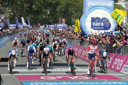 BuonGiro. Clarke e De Marchi beffati a Napoli ma sono IL ciclismo. Campo Imperatore, fateci divertire BuonGiro. Clarke e De Marchi beffati a Napoli ma sono IL ciclismo. Campo Imperatore, fateci divertire