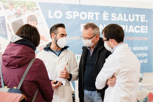 Appuntamento fieristico con stand e persone Appuntamento fieristico con stand e persone