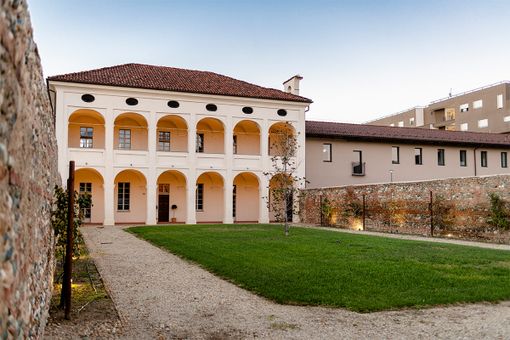 Cascina che ospita un'osteria Cascina che ospita un'osteria