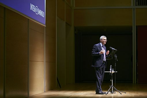 Intesa Sanpaolo: tornano dal Grattacielo le lezioni in streaming di Alessandro Barbero Intesa Sanpaolo: tornano dal Grattacielo le lezioni in streaming di Alessandro Barbero