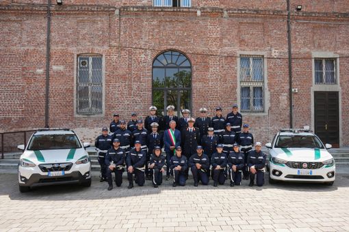 polizia municipale davanti al municipio