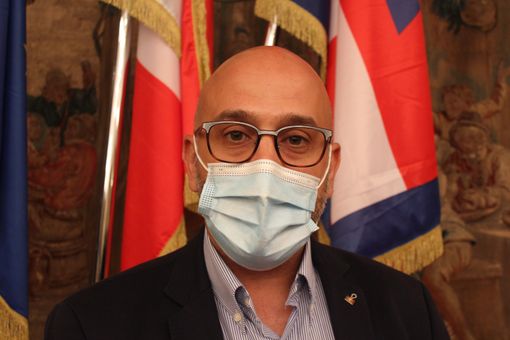 Uomo in primo piano con mascherina Uomo in primo piano con mascherina