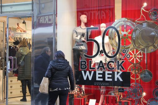 vetrina con sconti per il black friday
