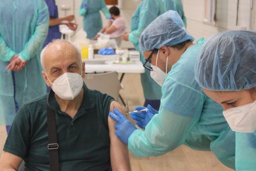 Persona che viene vaccinata al Valentino
