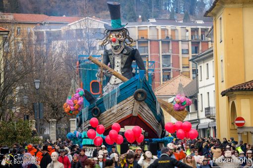 immagine di repertorio della sfilata di carri allegorici