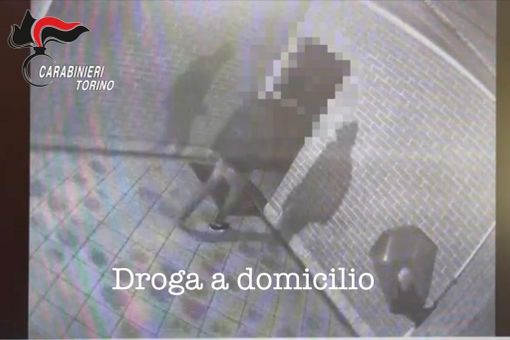 Sesso in cambio di crack, scoperta una casa di appuntamento: eseguite 4 ordinanze