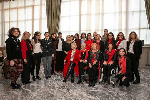 A Palazzo Lascaris staffetta al femminile sulla panchina rossa simbolo contro la violenza sulle donne A Palazzo Lascaris staffetta al femminile sulla panchina rossa simbolo contro la violenza sulle donne