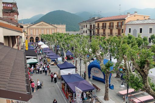 Festa di piazza con stand e bancarelle a Dronero Festa di piazza con stand e bancarelle a Dronero
