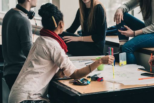 giovani seduti a un tavolo