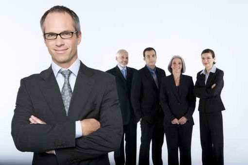 Persone eleganti in fila tipo manager