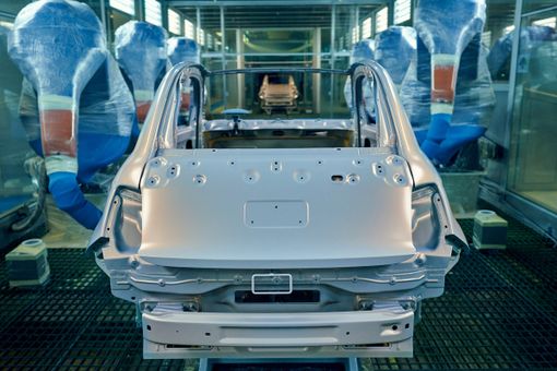 catena di montaggio con automobile