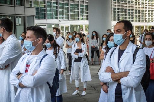 Medici specializzandi dedicati alle vaccinazioni: 400 volontari già ci sono, ma resta il nodo dei contratti