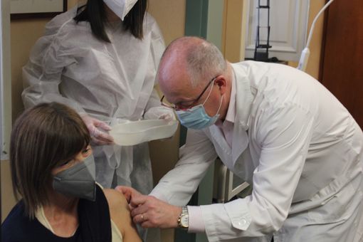 Over 70, primi vaccini negli studi dei medici di base: “L’ho fatto per riabbracciare la mia nipotina” (VIDEO e FOTO)