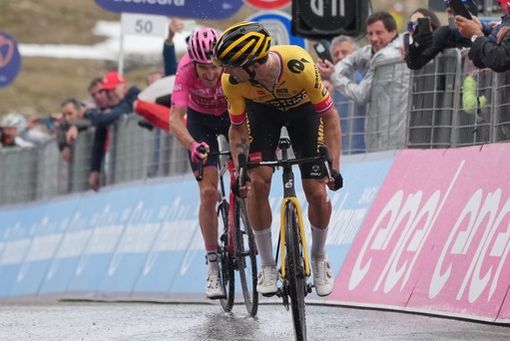 BuonGiro. Sulle Tre Cime è Buitrago show, i big si muovono solo lì. Roglic rosicchia poco. Crono da bottiglia in fresco per Thomas? BuonGiro. Sulle Tre Cime è Buitrago show, i big si muovono solo lì. Roglic rosicchia poco. Crono da bottiglia in fresco per Thomas?