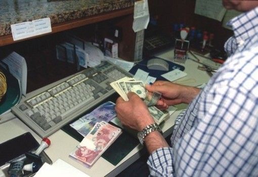 Coronavirus, Banca Crs riduce l'accesso alle filiali solo su appuntamento Coronavirus, Banca Crs riduce l'accesso alle filiali solo su appuntamento