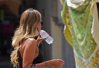 Meteo, l'Italia spaccata in due: nubifragi al Nord e caldo record al Centro-Sud Meteo, l'Italia spaccata in due: nubifragi al Nord e caldo record al Centro-Sud