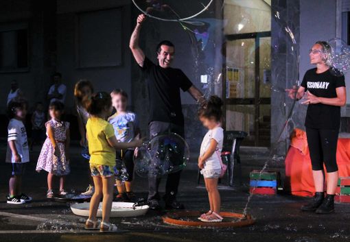 Uno degli spettacoli nei cortili dei quartieri settimesi Uno degli spettacoli nei cortili dei quartieri settimesi