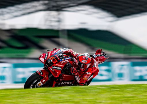 Motomondiale, Gp Catalogna: Bagnaia cade e viene portato in ambulanza cosciente