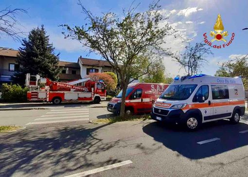 Ivrea, i vigili del fuoco soccorrono una paziente a casa portandola fuori con un sistema di funi con barella Ivrea, i vigili del fuoco soccorrono una paziente a casa portandola fuori con un sistema di funi con barella