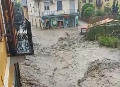 La pioggia mette in ginocchio il Piemonte, i vigili del fuoco salvano 80 persone