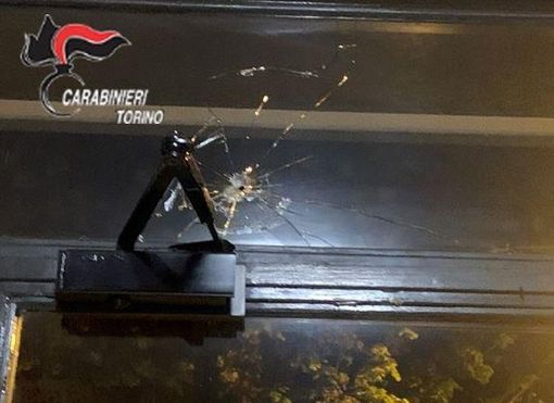 A spasso con il cane spara contro la porta a vetri di un condominio, arrestato