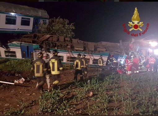 Disastro ferroviario a Caluso, morto il macchinista del treno e l'autista dell'auto di scorta al Tir