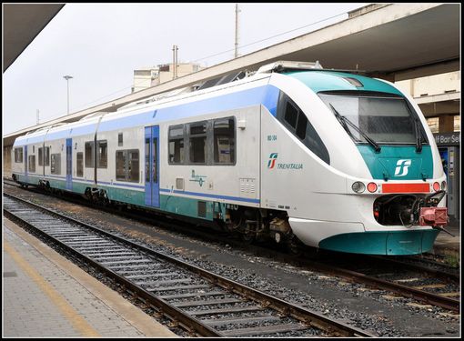 Treno fermo al binario Treno fermo al binario