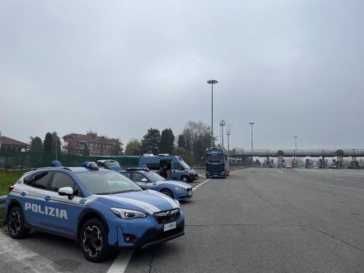 Schianto sulla Torino-Milano: tre feriti, tra cui un bimbo salvato dal seggiolino di sicurezza Schianto sulla Torino-Milano: tre feriti, tra cui un bimbo salvato dal seggiolino di sicurezza
