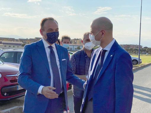 Il presidente Alberto Cirio al centro vaccini di Leinì con il sindaco Renato Pittalis