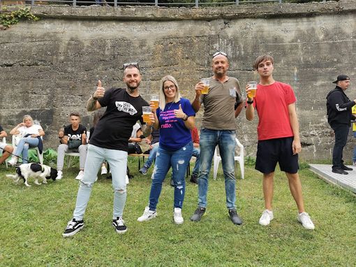 Quattro persone in piedi Quattro persone in piedi