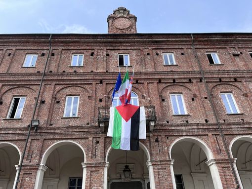 Esposta la bandiera palestinese al Comune di Chivasso