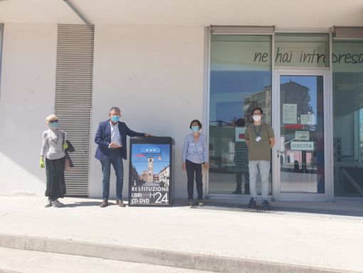 Il sindaco Claudio Castello e l'assessore Tiziana Siragusa accanto al box con gli operatori della biblioteca