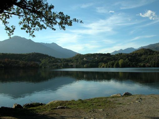Fanno il bagno e prendono il sole al lago Sirio: multati tredici minorenni eporediesi