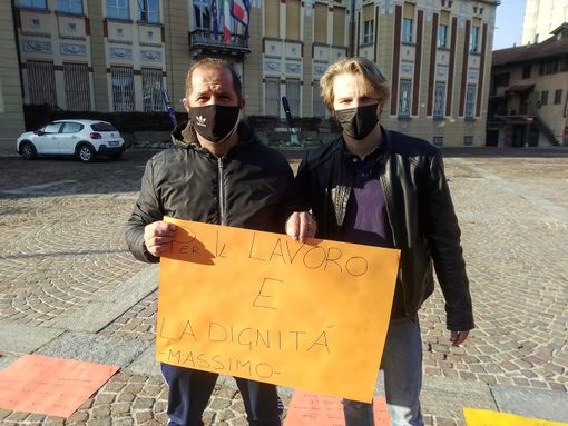 A Settimo la protesta dei commercianti: &quot;Ciao a tutti, sono Massimo e da lunedì mi incateno davanti al Comune&quot;: