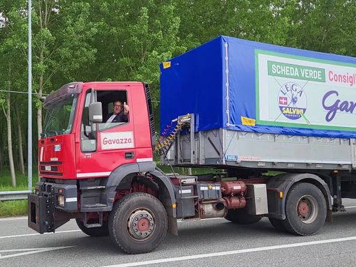 Gianluca Gavazza fa la campagna elettorale nel Torinese a bordo del suo tir