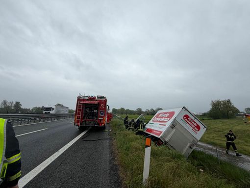 Camion si ribalta in una scarpata lungo la A5 tra Settimo e Volpiano Camion si ribalta in una scarpata lungo la A5 tra Settimo e Volpiano