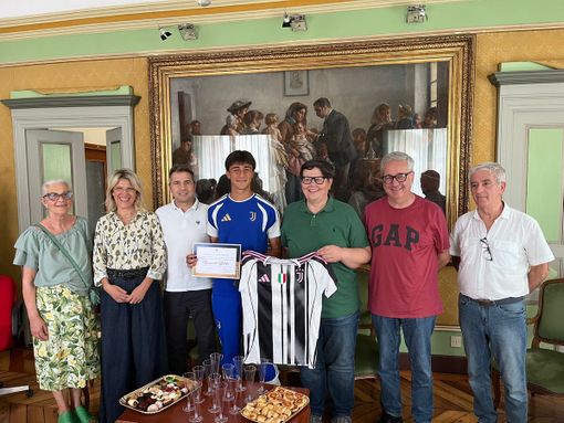 Under 16, ricevuto a Palazzo Santa Chiara il difensore chivassese che ha vinto lo scudetto per i bianconeri