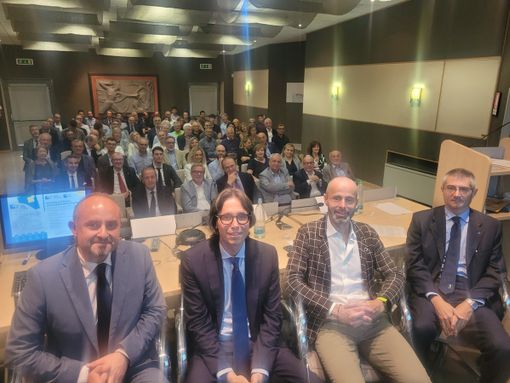 Relatori a un convegno di finanza