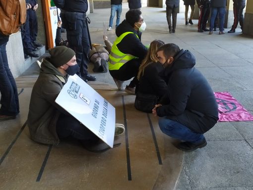 Emergenza climatica, nuova azione di Extinction Rebellion davanti al Palazzo della Regione Emergenza climatica, nuova azione di Extinction Rebellion davanti al Palazzo della Regione