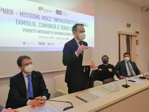 Lo Russo parla da un palco