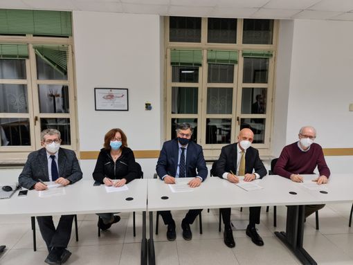 Tavolo con i firmatari dell'accordo