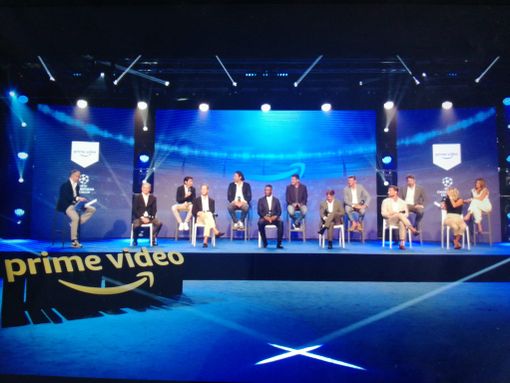 la presentazione della prossima stagione di Champions con calciatori e giornalisti la presentazione della prossima stagione di Champions con calciatori e giornalisti