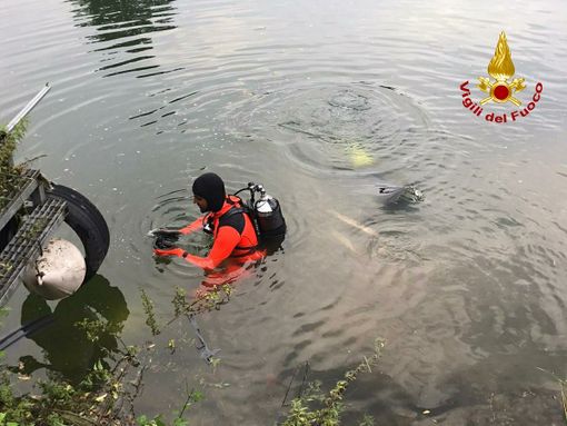 Volpiano, si distrae per un attimo e finisce con l'auto dentro un laghetto