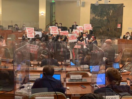 Gioco d'azzardo, bagarre in Consiglio regionale: arriva il "canguro" e le opposizioni occupano l'aula Gioco d'azzardo, bagarre in Consiglio regionale: arriva il "canguro" e le opposizioni occupano l'aula